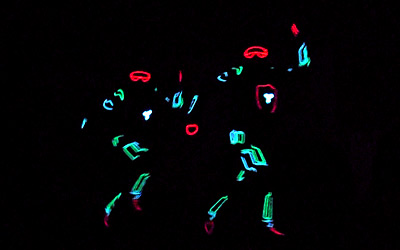 dansers in lichtpakken
